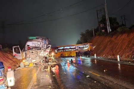Huế: Nguyên nhân vụ va chạm giao thông giữa xe khách giường nằm và xe tải khiến 15 người thương vong 