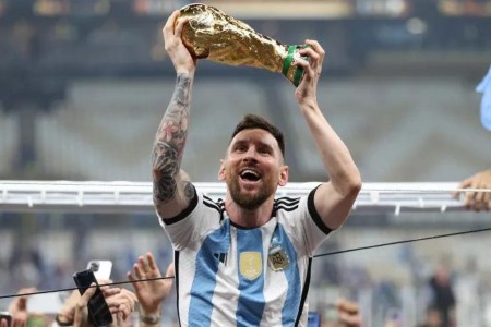 Messi bị FIFA 'tước' danh hiệu Cầu thủ xuất sắc nhất mọi thời đại vì fan của Ronaldo?