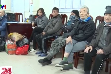 Hàng loạt người vô gia cư giả ở Hà Nội bị lực lượng chức năng xử lý