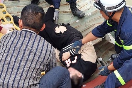Hà Nội: Giải cứu nam thanh niên rơi từ tầng 11 chung cư xuống mái tôn