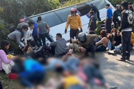 Phú Thọ: Hiện trường vụ lật xe khách tại Đèo Cón khiến 10 người bị thương