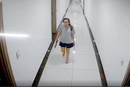 Xác minh thông tin người phụ nữ cầm dao đi lại, chửi bới và đe dọa hàng xóm chung cư ở Hà Nội