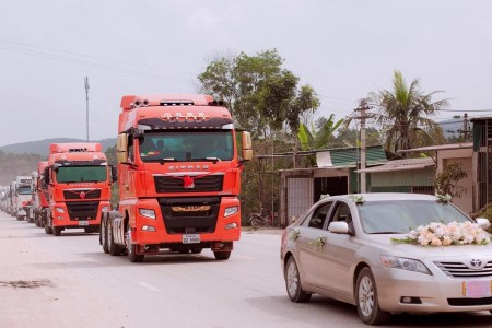 Độc lạ Hà Tĩnh: Chú rể chơi lớn rước dâu bằng 20 xe container