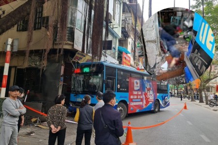 Hà Nội: Xe bus mất lái đâm vào quán ăn khiến 3 người bị thương nặng