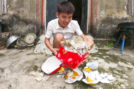 Vừa bị phạt vì 'nấu cháo gà nguyên lông', con trai bà Tân Vlog lại bị “sờ gáy” vì dạy cách “trộm tiền”