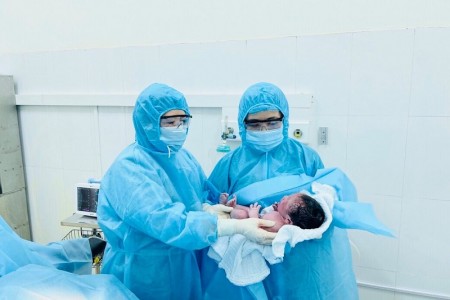 Lào Cai: Em bé chào đời an toàn trong khu cách ly