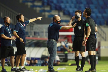 HLV Park Hang-seo bị cấm tiếp xúc với tuyển Việt Nam trong trận đấu gặp UAE