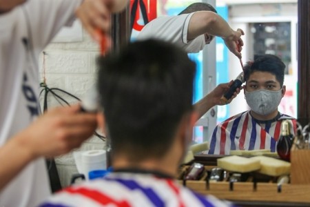Nóng: Hà Nội cho phép mở lại dịch vụ cắt tóc, ăn uống trong nhà
