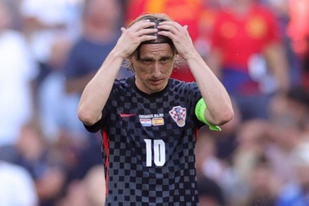 Á quân World Cup 2018 dừng bước, Modric ôm mặt thất vọng rời Euro 2020