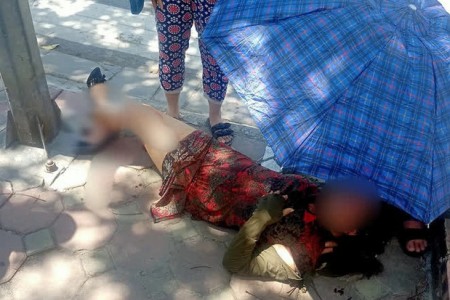 Hà Nội: Áo chống nắng cuốn vào bánh xe, người phụ nữ gãy gập cổ chân