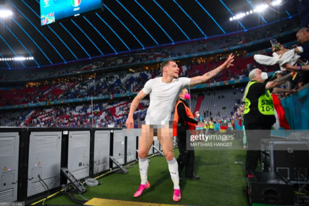 Cầu thủ Ý lột đồ tặng fan sau chiến thắng đáng nhớ ở tứ kết Euro 2020