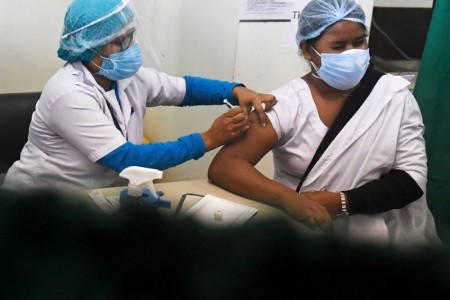 Hàng nghìn người Ấn Độ bị lừa tiêm vaccine Covid-19 giả làm từ nước muối sinh lý