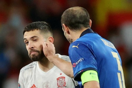 Bán kết Euro 2020: Thủ quân Italia “đấm” hậu vệ Tây Ban Nha trước loạt đá luân lưu