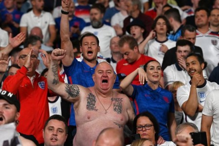 UEFA vào cuộc, tuyển Anh sẽ “gặp hoạ” vì để CĐV “chơi xấu” Đan Mạch?