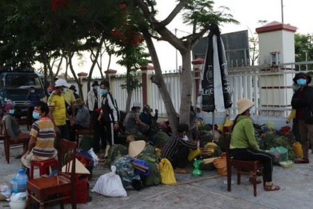 47 người Quảng Ngãi đi bộ về quê được Khánh Hoà hỗ trợ phương tiện