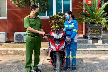 Chị lao công bị cướp trong đêm được Công an Hà Nội tặng xe máy mới