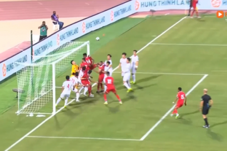 Chiến thuật phạt góc 'ruồi bâu' của Oman trong trận đấu với Việt Nam có hợp lệ hay không?