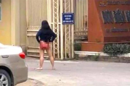 Người phụ nữ tụt quần chửi bới trước cổng bưu điện tỉnh Nghệ An
