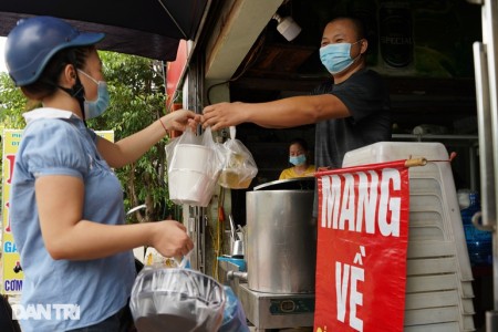 Ba quận trung tâm Hà Nội cấm bán hàng ăn uống tại chỗ
