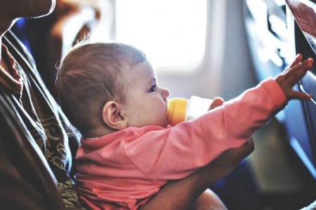 Mẹo cho trẻ sơ sinh đi máy bay cực hữu ích mẹ bỉm sữa nên bỏ túi ngay