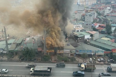 Clip: Cháy lớn trên đường Nguyễn Xiển (Hà Nôi), cột khói cao nghi ngút