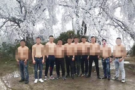 Tranh cãi hình ảnh nhóm đàn ông cởi trần chụp ảnh giữa tiết trời băng giá