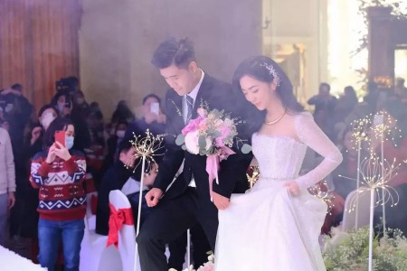 Vợ Đức Chinh gây sốt vì hành động “lạ” với mẹ chồng trong đám cưới
