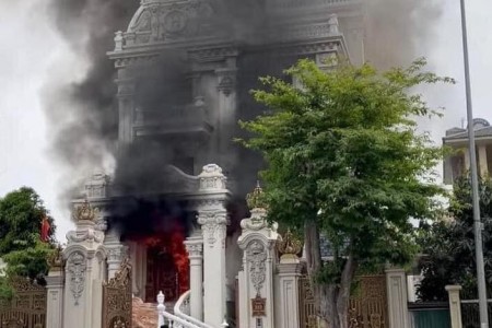 Clip: Cháy lớn tại lâu đài ở Quảng Ninh, cột khói bốc cao nghi ngút