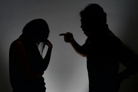 Tuyên Quang: Chồng tát vợ đập đầu xuống bàn tử vong