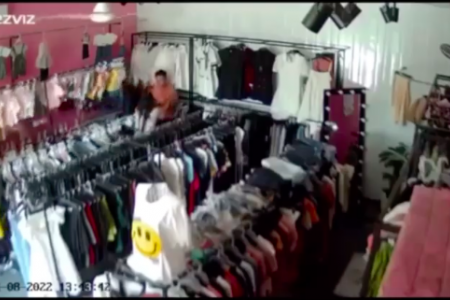 Clip nam thanh niên 'tấn công tình dục' chủ shop quần áo, dở trò đồi bại ở Nghệ An