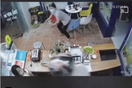 Clip: Thanh niên cầm dao khống chế cô gái, cướp tiền bỏ trốn và hành động bỏ chạy của người phụ nữ ngồi trong cửa hàng gây bất ngờ