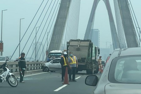 Clip cận cảnh vụ tai nạn xảy ra trên cầu Nhật Tân, ô tô quay mặt vào thành cầu