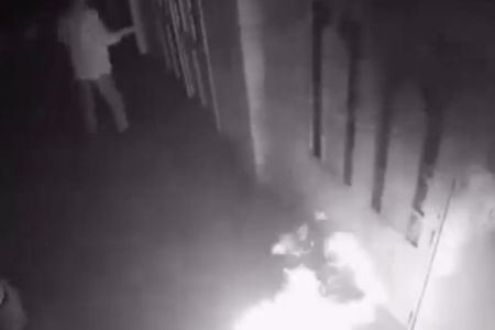 Clip: Gã đàn ông phóng hoả đốt nhà khiến người phụ nữ gào khóc trong đêm