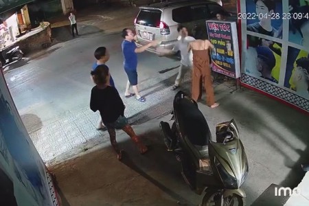 Clip: Cán bộ phường Cao Bằng nửa đêm đến nhà đòi bắt, hành hung người phụ nữ
