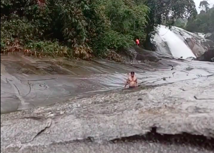 Clip: Người đàn ông Nghệ An vô tình livestream cảnh bản thân mất ở thác nước 7 tầng, có thật sự xuất hiện chuyện 'tâm linh'?