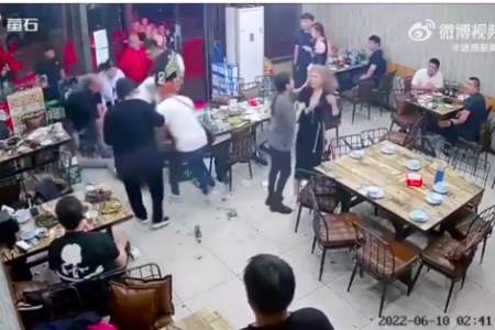Clip người phụ nữ bị nhóm đàn ông đánh đập dã man ở Đường Sơn