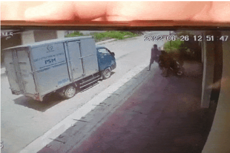 Clip: Cô gái bị tài xế xe tải chém tới tấp ở Hà Nội