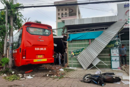 Xe khách Phương Trang lao vào quán cà phê khiến 5 người thương vong