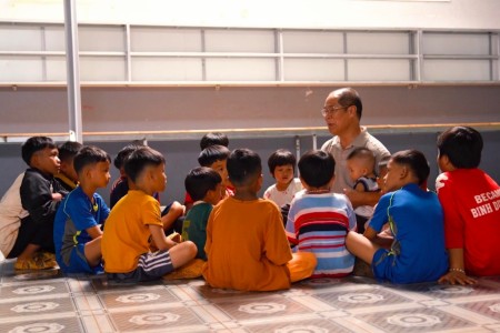 Rơi nước mắt với câu chuyện người cha mắc u não nuôi 131 đứa trẻ mồ côi ở Gia Lai
