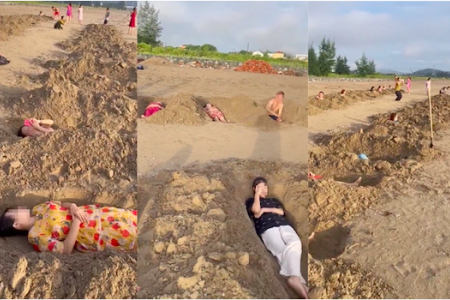 Clip: Nhóm du khách đào hàng chục hố cát trên bãi biển rồi nằm xuống như huyệt mộ