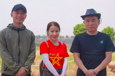 Giữa ồn ào từ thiện, bà Nhân Vlog đã gặp gỡ team Quang Linh tại châu Phi
