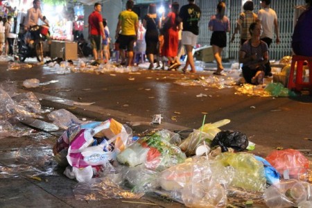 Sau đêm trung thu, đường phố Hà Nội ngập trong 'biển rác'