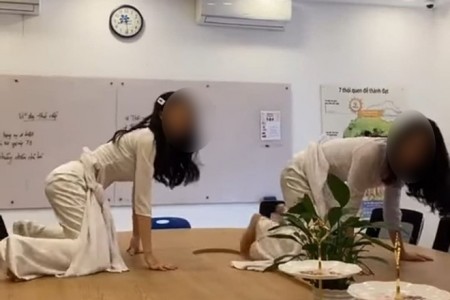 Nữ sinh Tây Ninh mặc áo dài nhảy nhót phản cảm trên bàn giáo viên gây phản ứng dữ dội