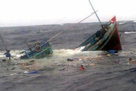 Mừng rớt nước mắt khi đã liên lạc được với 26 thuyền viên của 2 tàu đánh cá bị chìm ở Bình Định