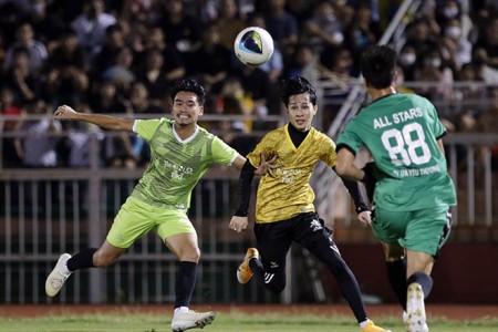 Đội Quang Hải thua 3-5 trước đội của Jack trong trận bóng đá ủng hộ miền Trung
