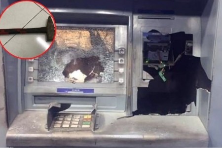 Bị trừ tài khoản nhưng lại không nhận được tiền, nam thanh niên vác búa đập vỡ ATM để 'minh oan'