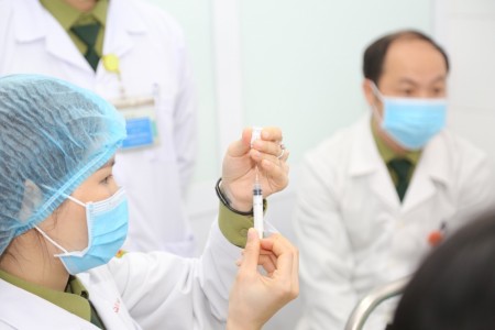 Tình hình sức khoẻ người thử nghiệm vaccine Covid-19 Việt Nam: Sốt và đau nhẹ bắp tay sau tiêm