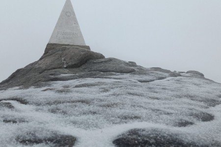 Thời tiết cực đoan ngày giáp Tết: Tuyết phủ kín đỉnh Fansipan, mưa đá ở Lai Châu