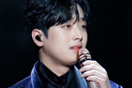Nam ca sĩ Lee Chan Won bị hành hung vì không hát nhằm tưởng nhớ nạn nhân Itaewon