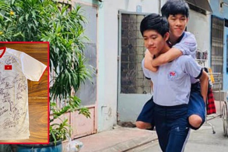 Cậu bé mất tứ chi “không tiền, không sức khỏe” quyết định đấu giá 2 áo thể thao của tuyển thủ Việt Nam ủng hộ miền Trung